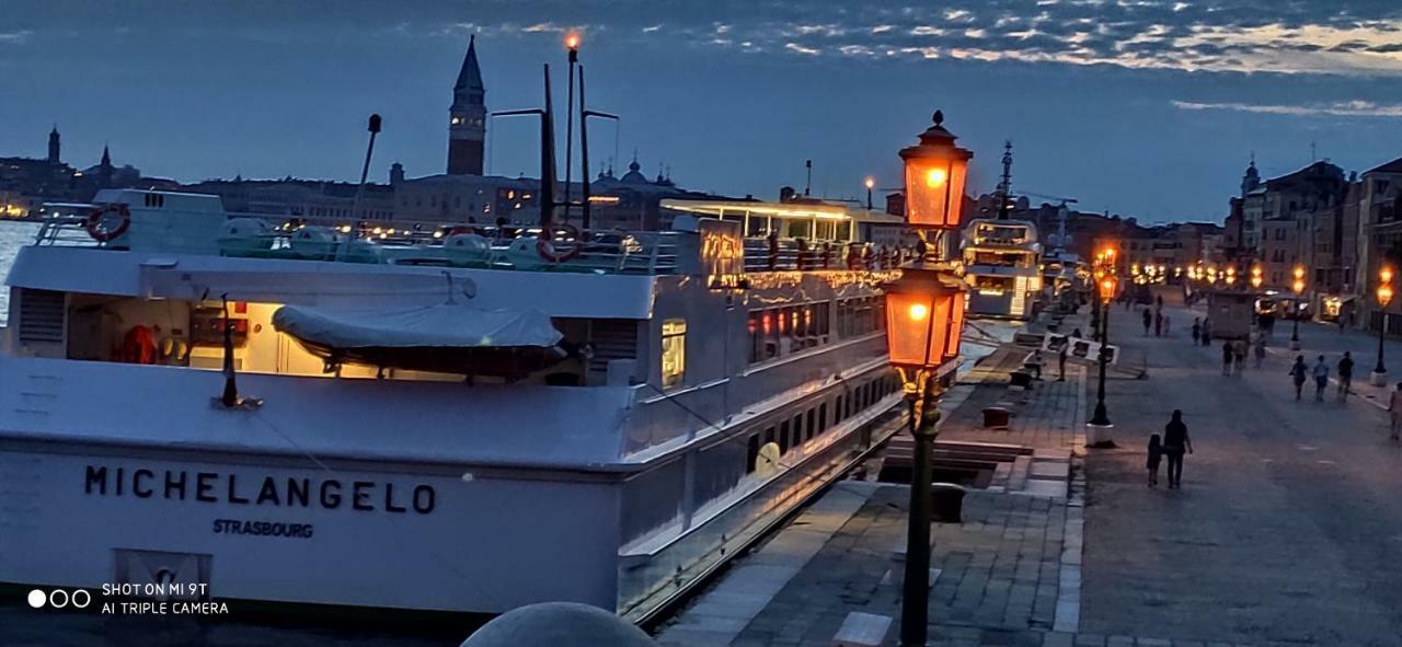 Susy Biennale Apartment - Canal View And Garden Venezia Esterno foto